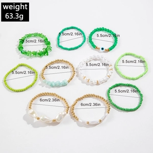 Détail d'un lot de 10 bracelets perlés verts, poids 63,3g et diamètre intérieur 5,5-6cm