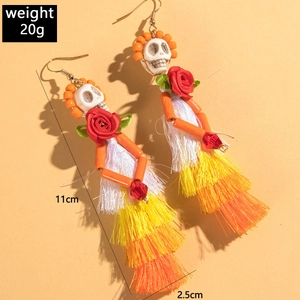 Détail des boucles d'oreilles squelette avec dimensions 11x2,5cm et poids de 20g
