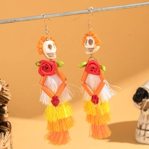 Boucles d'oreilles tête de mort Halloween avec rose rouge et franges colorées