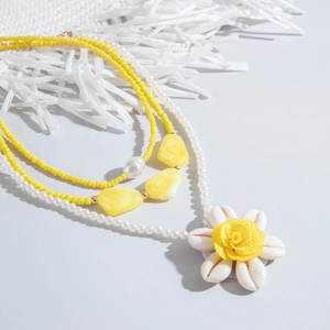 Collier multicouche bohème avec perles jaunes et pendentif en fleur de coquillage