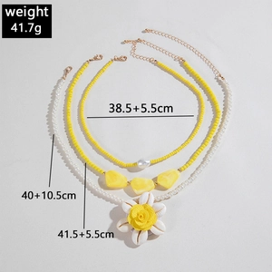 Collier bohème à trois rangs avec fleurs en coquillage et perles jaunes et blanches