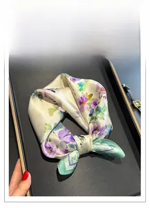 Vue détaillée d'un carré en soie de mûrier à motif floral dans son coffret cadeau