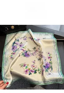 Vue détaillée du foulard rétro en soie de mûrier aux motifs floraux vert clair et violet