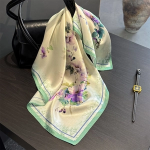 Carré de soie pour femme avec motifs floraux violets sur un fond de couleur crème