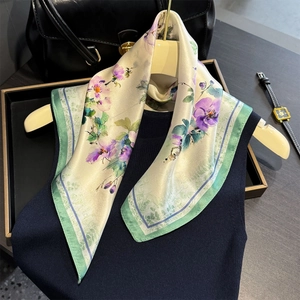 Élégant foulard en soie de mûrier 53cm avec imprimé floral lilas sur fond crème