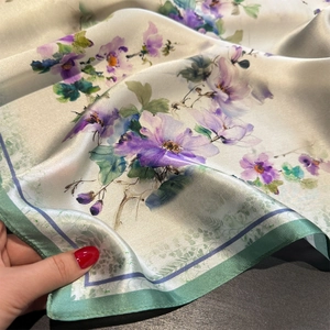 Carré en soie de mûrier 53cm aux motifs floraux élégants avec un fini satiné