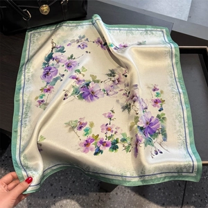 Carré de soie pour femme avec motif floral et bordure verte, tendance mode 2025