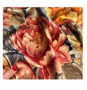 Detalle macro de pañuelo de seda que muestra textura suave y estampado floral de peonía