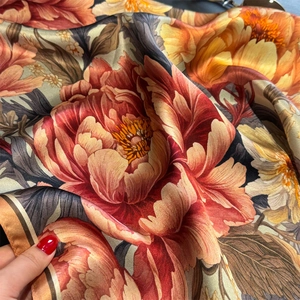Detalle macro del pañuelo de seda con estampado de peonía y textura suave del tejido