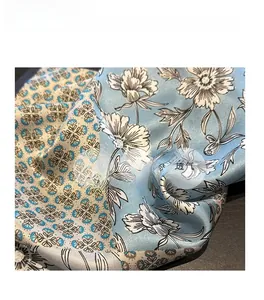 Vue détaillée d'un foulard en soie aux motifs floraux élégants et texture satinée