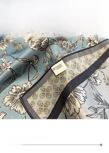 Vue détaillée d'un foulard 100% soie de mûrier avec motifs floraux et bords soignés