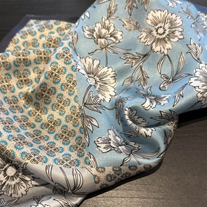 Vue détaillée d'un foulard en soie avec motif floral et texture satinée élégante