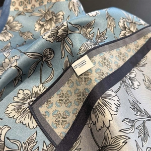 Carré de soie de mûrier 53cm au motif floral élégant en bleu clair et gris