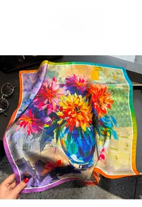 Foulard en soie artistique avec imprimé floral de peinture à l'huile et bords colorés
