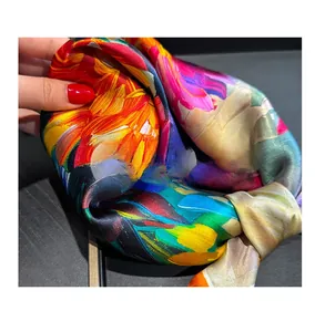 Gros plan d'un foulard en soie à fleurs montrant une texture douce et respirante