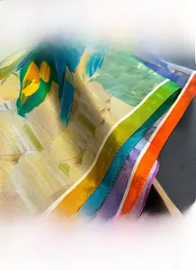 Détail d'un foulard en soie avec bordure cousue fine et imprimé floral style peinture à l'huile