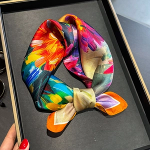 Foulard Carré En Satin De Mûrier Imprimé Floral Peinture À L'huile Élégant Carré De Satin Pour Femmes Professionnel Polyvalent