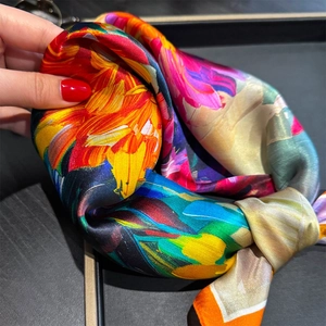 Carré de soie luxueux avec imprimé satiné abstrait coloré et finition brillante