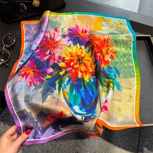 Carré en soie élégant avec des motifs floraux colorés de peinture à l'huile