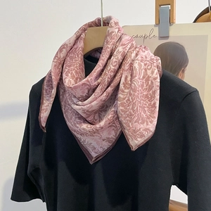 Foulard en soie rose vintage à motif paisley pour femme sur pull noir, carré de soie 68cm