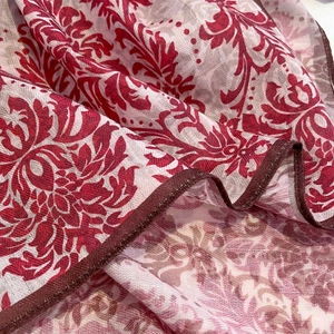 Foulard en soie vintage 68cm avec motifs damassés bordeaux et coutures brunes