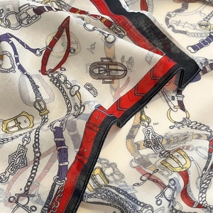 Elegante foulard beige effetto cotone-lino con stampe equestri e motivi a catena