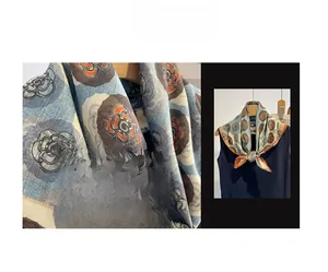 Vue détaillée de l'imprimé camélia et de la texture du petit foulard en coton et lin