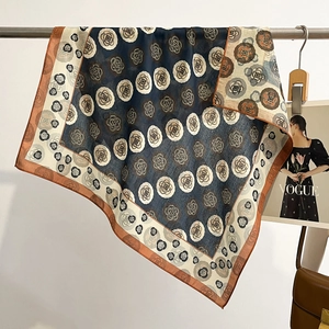 Foulard en soie à pois et camélias avec bordures crème et motifs bleu marine élégants