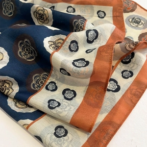 Foulard en soie imprimé camélia à pois avec couleurs contrastées et toucher coton-lin