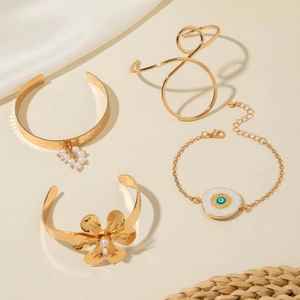 Parure de quatre bracelets dorés avec perles, grande fleur et charme œil porte-bonheur