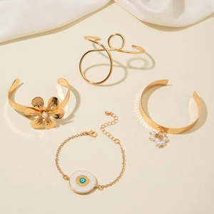 Coffret de bracelets dorés vintage avec perles fleurs et bracelet œil maléfique