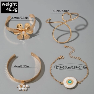 Set de bracelets dorés rétro avec perles, détails floraux et charms œil maléfique