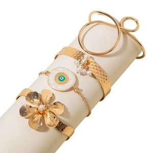 Parure de bijoux dorés vintage avec joncs à fleurs perle et bracelet œil maléfique