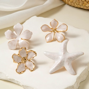 Set de ronds de serviette fleurs et étoile de mer avec fini perle et bordure dorée