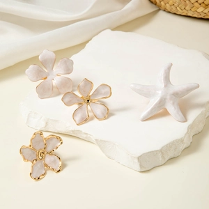 Ensemble de bagues fleurs et étoile de mer plaqué or avec finition en émail crème