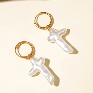 Élégantes boucles d'oreilles créoles dorées avec pendentifs croix en perles baroques