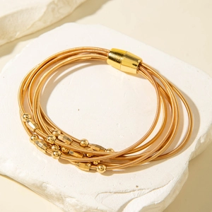 Bracelet enveloppant multicouche doré avec perles texturées et fermoir magnétique
