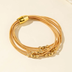 Bracelet wrap doré multicouche avec fermoir magnétique et design de perles décoratives