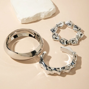 Ensemble de 3 bracelets argentés en métal liquide avec texture irrégulière et bande large