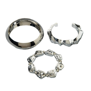 Ensemble de trois bracelets argentés avec manchette lisse et texture lave irrégulière
