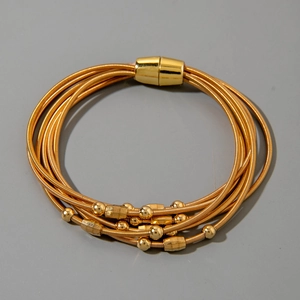 Bracelet multi-rangs doré à perles spirales avec fermoir magnétique pour un look superposé