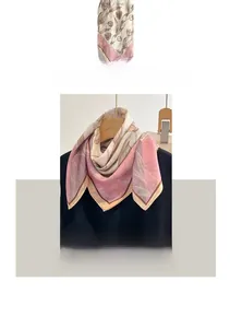 Dettaglio di sciarpa floreale in cotone e lino rosa e beige appesa a un vestito