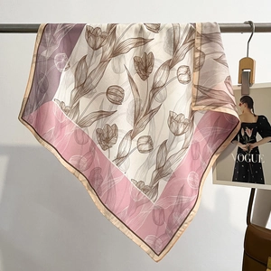 Foulard quadrato in seta sintetica rosa e viola con stampa di tulipani e drappeggio