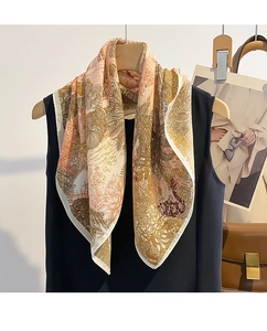 Detail eines Seidenschals mit tropischen Blumen und Vintage-Mustern am Kleiderbügel