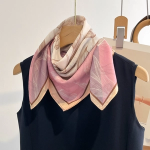Elegante sciarpa con stampa a foglie rosa e beige su gruccia di legno per esposizione