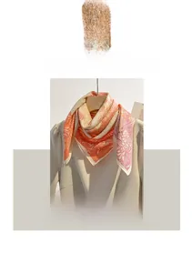 Detail eines bestickten Baumwoll-Leinen-Schals mit atmungsaktivem Stoff und Blumenmuster