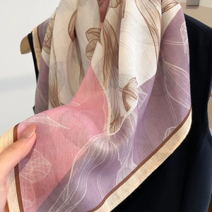 Elegante sciarpa floreale rosa e viola con trama a spina di pesce setosa