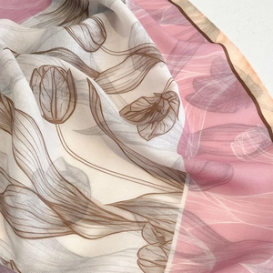 Dettaglio ravvicinato di un foulard in seta con eleganti tulipani dipinti a mano
