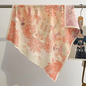 Detail eines Seidentuchs mit Tropenprint und Palmen an einer Metall-Displaystange