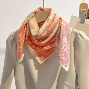 Leichter Damenschal mit floralem Muster in Orange und Gelb für elegante Outfits